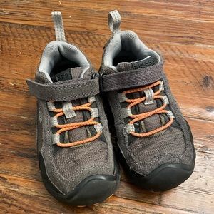 Boys Keen Hiking Shoes Sz 11 EUC